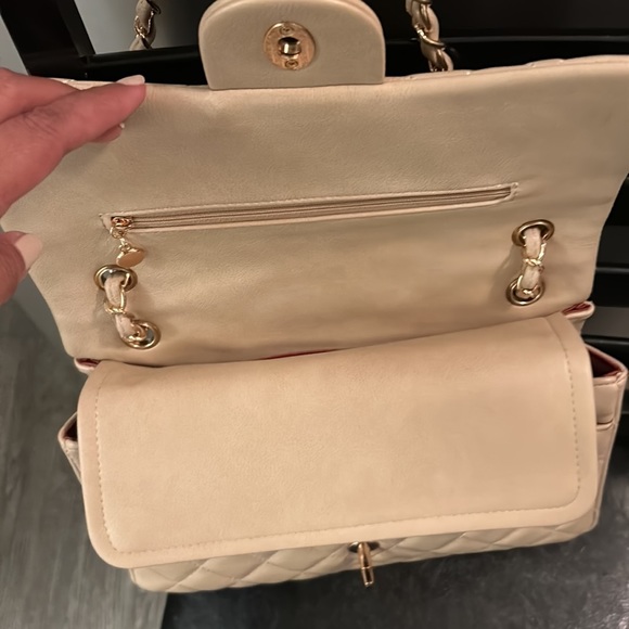 Crossbody bag with multiple functions - Picture 3 of 5